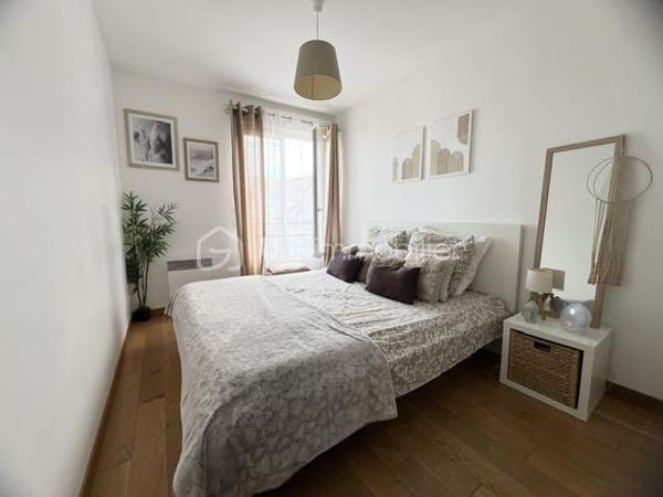 Bel appartement lumineux de 60 m² situé au sein de l'éco-quartier recherché Clause-Bois Badeau.
Ce secteur récent et dynamique bénéficie d'espaces verts, de commerces, d'établissements scolaires et d'un accès pratique aux transports (Gare de Brétigny-sur-orge...) 
L'appartement se compose de :
Une entrée avec grand placard de rangement
Un séjour lumineux ouvrant sur un balcon
Une cuisine aménagée et entièrement équipée
Deux chambres, chacune disposant de son propre placard intégré
Une salle de bain
Un dégagement avec rangement
WC séparés

Les plus :
✔ Balcon
✔ Cuisine aménagée et équipée
✔ Nombreux placards intégrés
✔ Place de stationnement privative en sous-sol sécurisé
✔ Quartier calme et agréable

Idéalement situé à proximité des commerces, écoles, espaces verts et transports, cet appartement conviendra parfaitement à une famille, un jeune couple ou un investisseur.