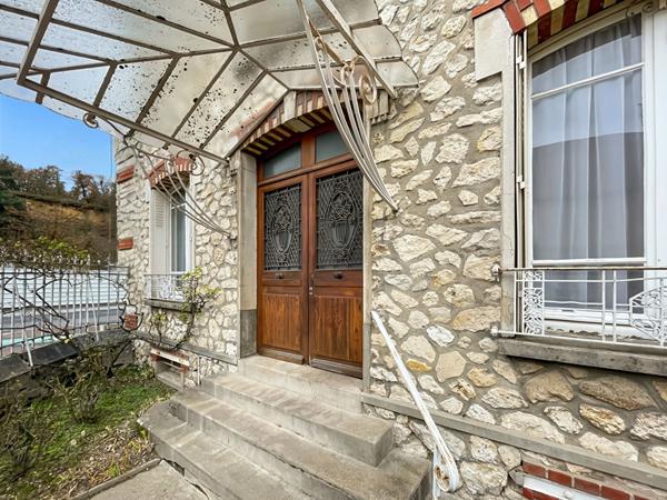 MAISON EN STYLE MEULIÈRE AVEC SOUS-SOL ET GARAGE