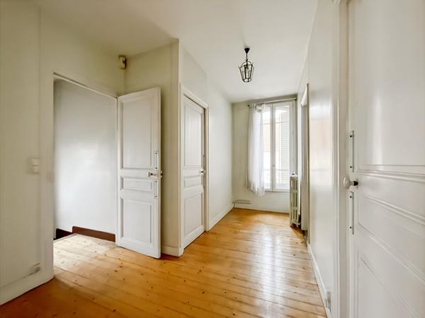 MAISON EN STYLE MEULIÈRE AVEC SOUS-SOL ET GARAGE