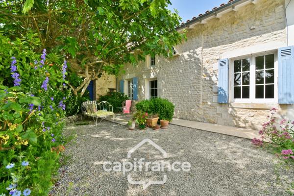 Maison charentaise rénovée à vendre 6 pièces COURCELLES (17), proche commerces, d'une superficie de 149m² avec atelier et jardin