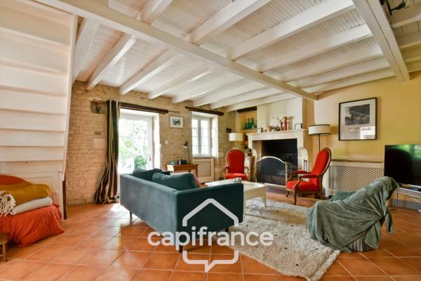 Maison charentaise rénovée à vendre 6 pièces COURCELLES (17), proche commerces, d'une superficie de 149m² avec atelier et jardin