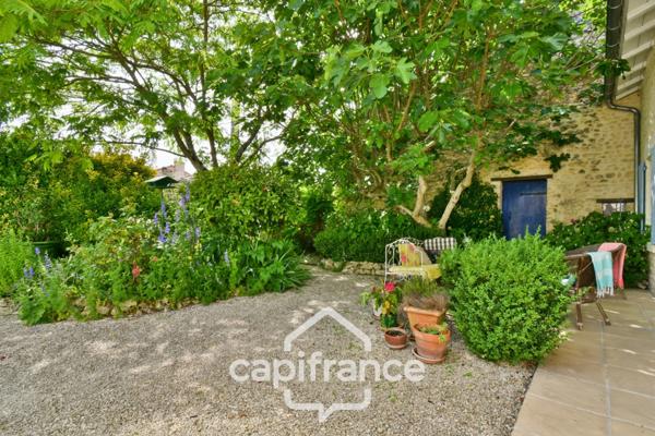 Maison charentaise rénovée à vendre 6 pièces COURCELLES (17), proche commerces, d'une superficie de 149m² avec atelier et jardin