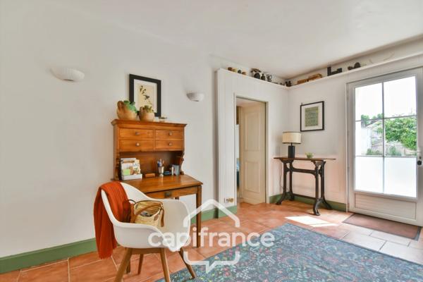 Maison charentaise rénovée à vendre 6 pièces COURCELLES (17), proche commerces, d'une superficie de 149m² avec atelier et jardin