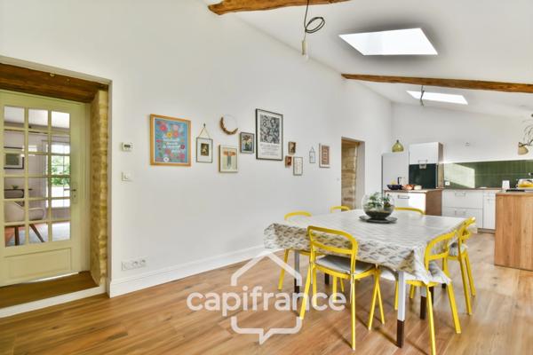 Maison charentaise rénovée à vendre 6 pièces COURCELLES (17), proche commerces, d'une superficie de 149m² avec atelier et jardin