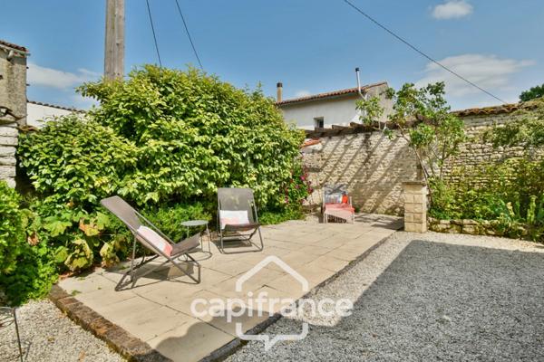 Maison charentaise rénovée à vendre 6 pièces COURCELLES (17), proche commerces, d'une superficie de 149m² avec atelier et jardin