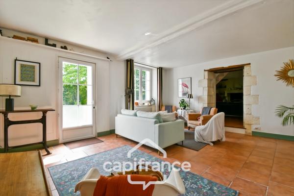 Maison charentaise rénovée à vendre 6 pièces COURCELLES (17), proche commerces, d'une superficie de 149m² avec atelier et jardin