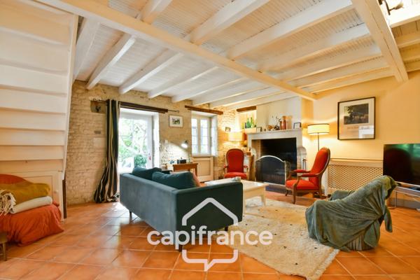 Maison charentaise rénovée à vendre 6 pièces COURCELLES (17), proche commerces, d'une superficie de 149m² avec atelier et jardin