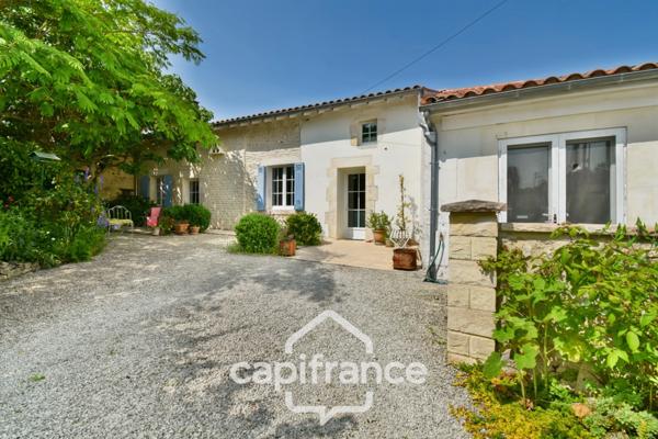 Maison charentaise rénovée à vendre 6 pièces COURCELLES (17), proche commerces, d'une superficie de 149m² avec atelier et jardin