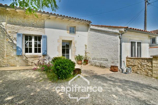 Maison charentaise rénovée à vendre 6 pièces COURCELLES (17), proche commerces, d'une superficie de 149m² avec atelier et jardin