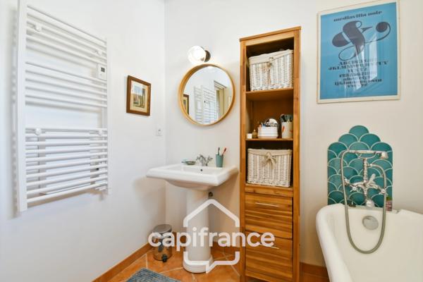 Maison charentaise rénovée à vendre 6 pièces COURCELLES (17), proche commerces, d'une superficie de 149m² avec atelier et jardin