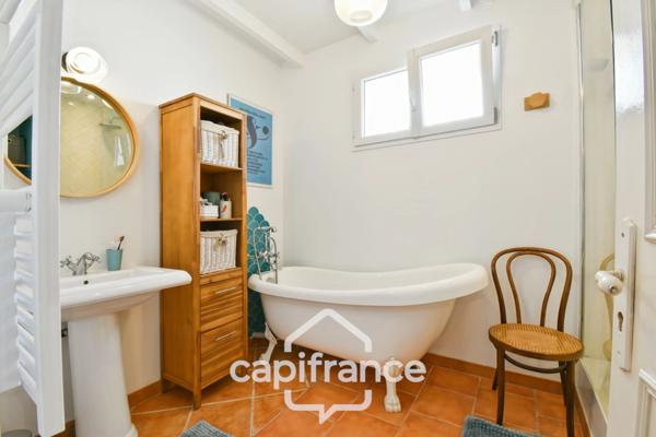 Maison charentaise rénovée à vendre 6 pièces COURCELLES (17), proche commerces, d'une superficie de 149m² avec atelier et jardin