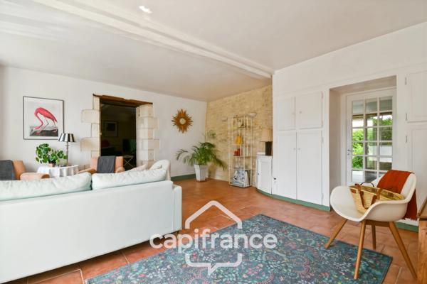 Maison charentaise rénovée à vendre 6 pièces COURCELLES (17), proche commerces, d'une superficie de 149m² avec atelier et jardin