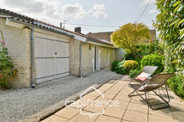 Maison charentaise rénovée à vendre 6 pièces COURCELLES (17), proche commerces, d'une superficie de 149m² avec atelier et jardin