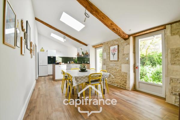 Maison charentaise rénovée à vendre 6 pièces COURCELLES (17), proche commerces, d'une superficie de 149m² avec atelier et jardin