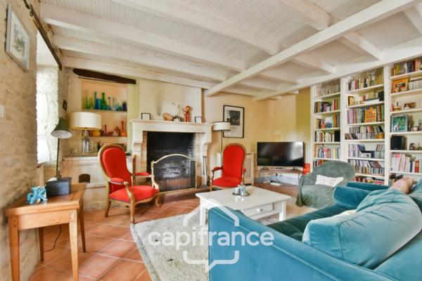 Maison charentaise rénovée à vendre 6 pièces COURCELLES (17), proche commerces, d'une superficie de 149m² avec atelier et jardin