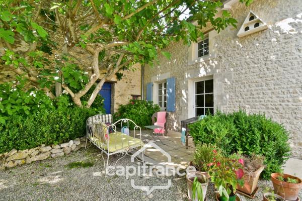 Maison charentaise rénovée à vendre 6 pièces COURCELLES (17), proche commerces, d'une superficie de 149m² avec atelier et jardin