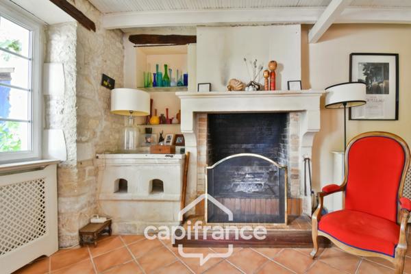 Maison charentaise rénovée à vendre 6 pièces COURCELLES (17), proche commerces, d'une superficie de 149m² avec atelier et jardin