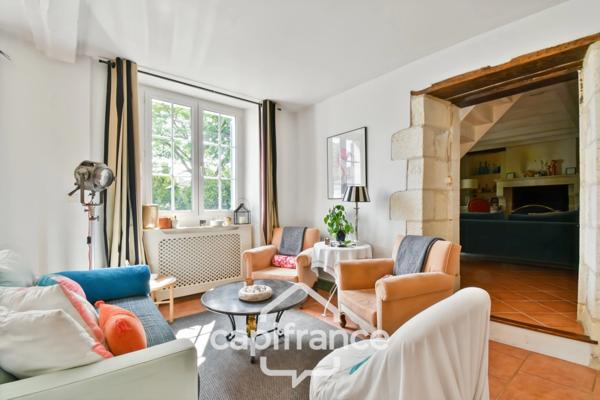 Maison charentaise rénovée à vendre 6 pièces COURCELLES (17), proche commerces, d'une superficie de 149m² avec atelier et jardin