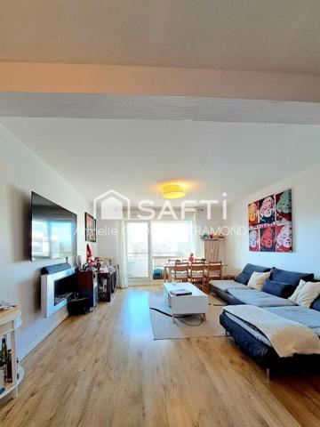 À Mulhouse face quartiers nouveaux bassins, au sein d’une résidence calme et soignée avec ascenseur, découvrez ce bel appartement traversant et lumineux, 3 pièces situé au 5? étage, offrant confort, luminosité et une agréable vue dégagée avec grand balcon, garage, place de parking privative et cave.