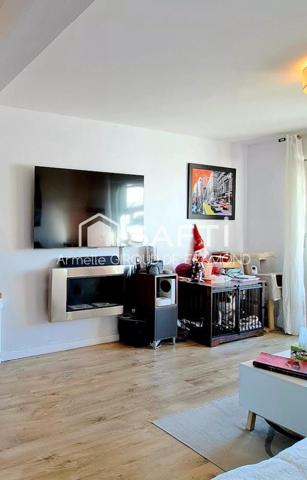 À Mulhouse face quartiers nouveaux bassins, au sein d’une résidence calme et soignée avec ascenseur, découvrez ce bel appartement traversant et lumineux, 3 pièces situé au 5? étage, offrant confort, luminosité et une agréable vue dégagée avec grand balcon, garage, place de parking privative et cave.