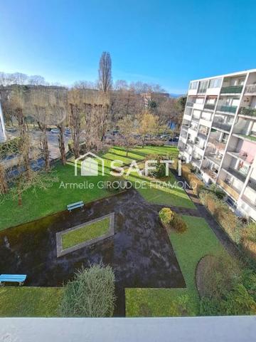 À Mulhouse face quartiers nouveaux bassins, au sein d’une résidence calme et soignée avec ascenseur, découvrez ce bel appartement traversant et lumineux, 3 pièces situé au 5? étage, offrant confort, luminosité et une agréable vue dégagée avec grand balcon, garage, place de parking privative et cave.