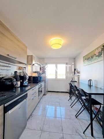 À Mulhouse face quartiers nouveaux bassins, au sein d’une résidence calme et soignée avec ascenseur, découvrez ce bel appartement traversant et lumineux, 3 pièces situé au 5? étage, offrant confort, luminosité et une agréable vue dégagée avec grand balcon, garage, place de parking privative et cave.