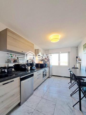 À Mulhouse face quartiers nouveaux bassins, au sein d’une résidence calme et soignée avec ascenseur, découvrez ce bel appartement traversant et lumineux, 3 pièces situé au 5? étage, offrant confort, luminosité et une agréable vue dégagée avec grand balcon, garage, place de parking privative et cave.