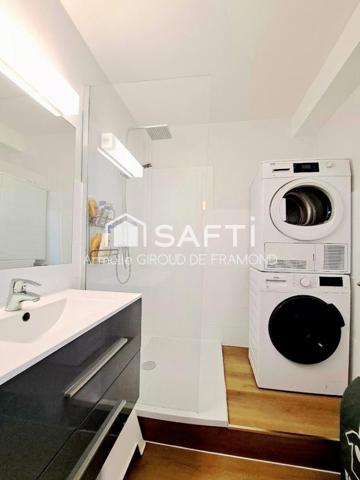 À Mulhouse face quartiers nouveaux bassins, au sein d’une résidence calme et soignée avec ascenseur, découvrez ce bel appartement traversant et lumineux, 3 pièces situé au 5? étage, offrant confort, luminosité et une agréable vue dégagée avec grand balcon, garage, place de parking privative et cave.