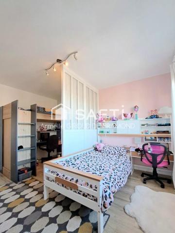 À Mulhouse face quartiers nouveaux bassins, au sein d’une résidence calme et soignée avec ascenseur, découvrez ce bel appartement traversant et lumineux, 3 pièces situé au 5? étage, offrant confort, luminosité et une agréable vue dégagée avec grand balcon, garage, place de parking privative et cave.