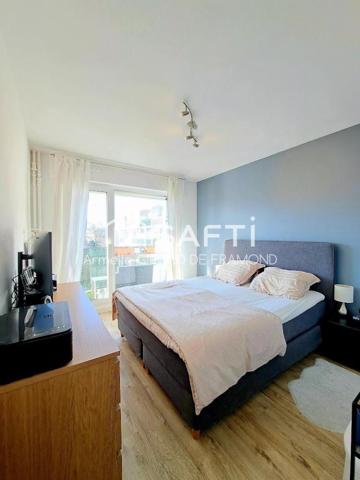 À Mulhouse face quartiers nouveaux bassins, au sein d’une résidence calme et soignée avec ascenseur, découvrez ce bel appartement traversant et lumineux, 3 pièces situé au 5? étage, offrant confort, luminosité et une agréable vue dégagée avec grand balcon, garage, place de parking privative et cave.