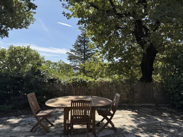 Maison avec beau jardin arboré