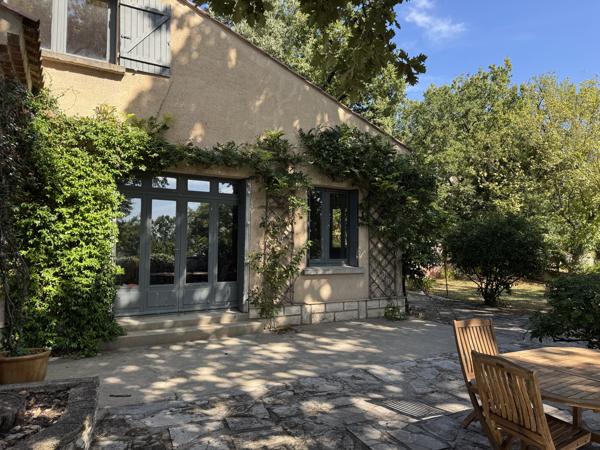 Maison avec beau jardin arboré