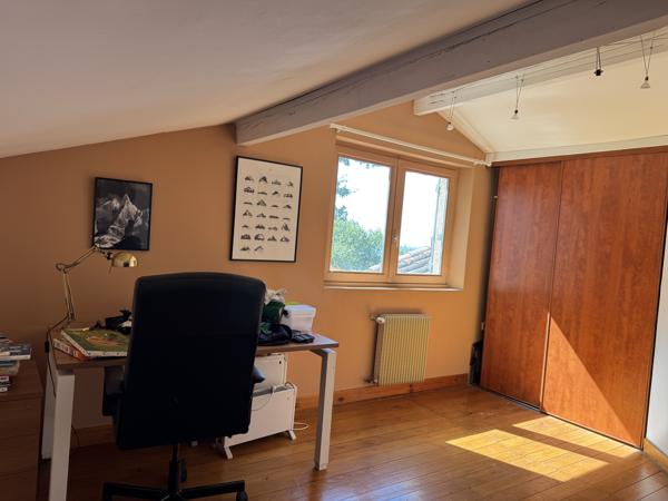 Maison avec beau jardin arboré