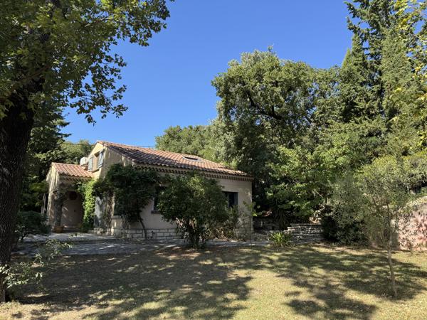 Maison avec beau jardin arboré
