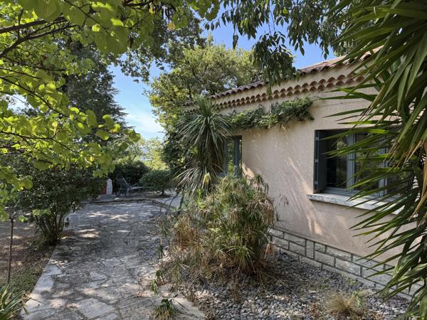 Maison avec beau jardin arboré