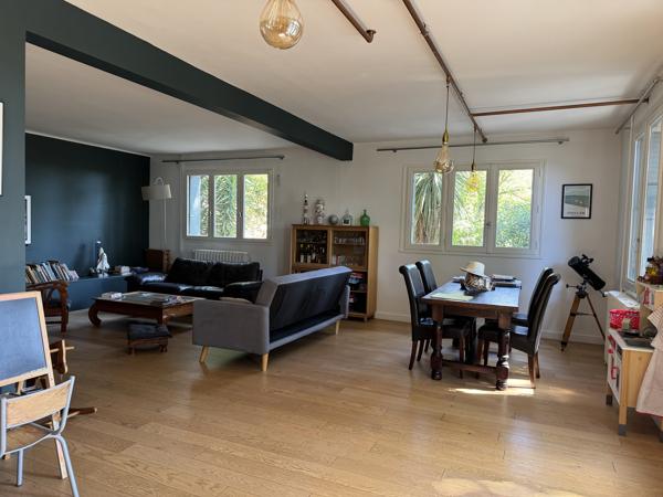 Maison avec beau jardin arboré