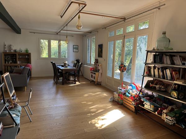 Maison avec beau jardin arboré