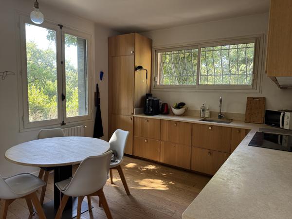 Maison avec beau jardin arboré