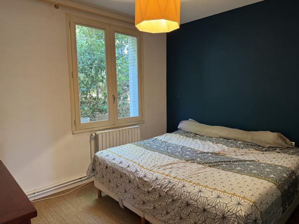 Maison avec beau jardin arboré