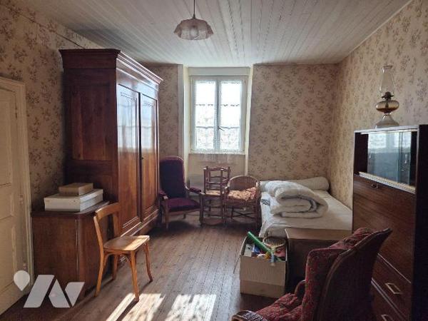 SAINT FRAIMBAULT DE PRIERES-  Maison d'habitation en pierres avec terrain constructible attenan...