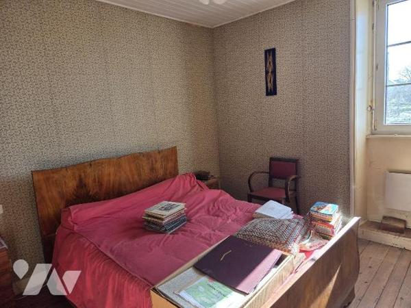 SAINT FRAIMBAULT DE PRIERES-  Maison d'habitation en pierres avec terrain constructible attenan...