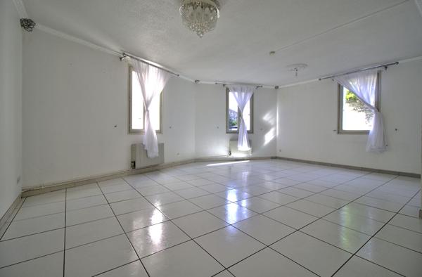 AGEN HYPER CENTRE - Appartement de 96 m² avec 3 chambres en rez-de-chaussée dans un quartier calme et recherché