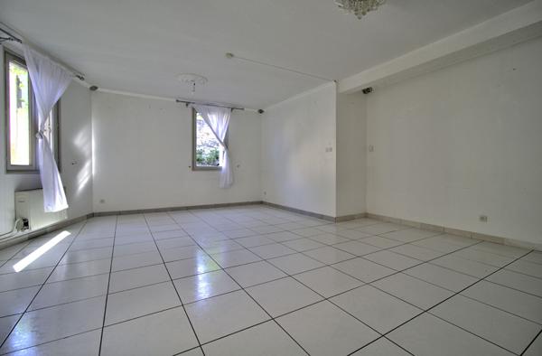 AGEN HYPER CENTRE - Appartement de 96 m² avec 3 chambres en rez-de-chaussée dans un quartier calme et recherché