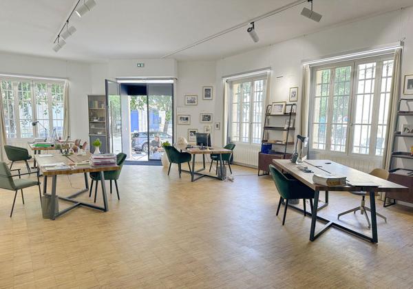 Bureaux à vendre ou à louer à Bordeaux dans un immeuble pierre de taille
