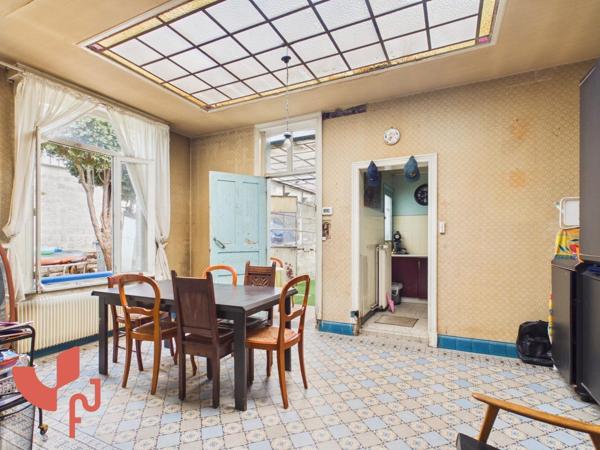 Maison 5 pièces, garage de 45m2, extérieur