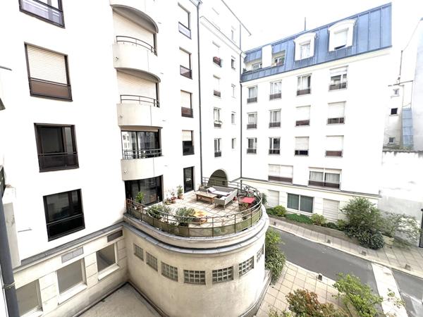STUDIO OCCUPE AVEC EXTERIEUR - METRO PARMENTIER-