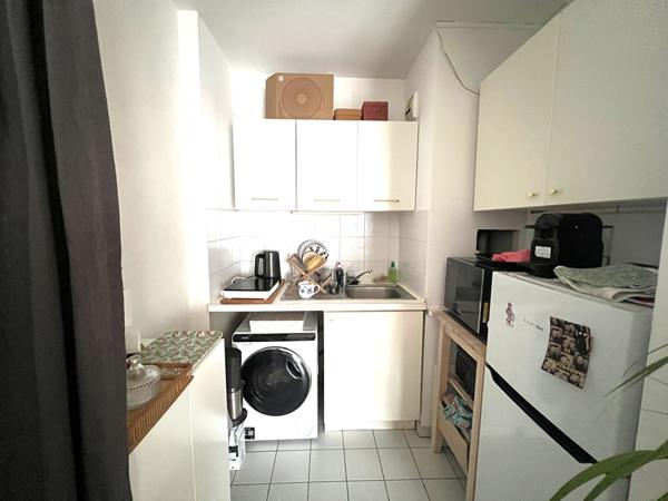 STUDIO OCCUPE AVEC EXTERIEUR - METRO PARMENTIER-