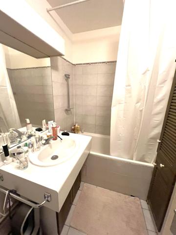 STUDIO OCCUPE AVEC EXTERIEUR - METRO PARMENTIER-