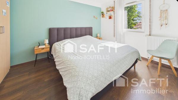 Une maison ou il fait bon vivre, calme, place de parking, environnement.