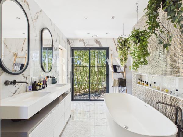 Villa Haut-Bouliac de plain-pied de 168 m² avec piscine et dépendance, BOULIAC